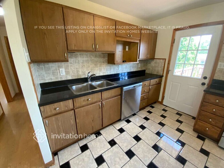 Building Photo - 327 Hemlock Ave