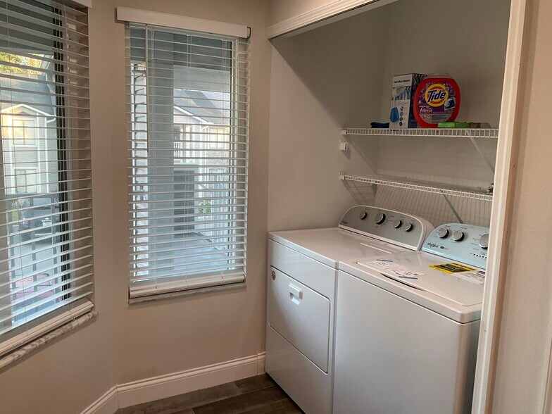 Building Photo - 9532 Darien Ave