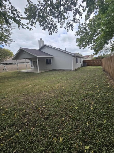 Building Photo - 3213 Honeysuckle Dr