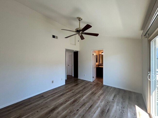 Building Photo - Beautiful 2BD/2.5 BA W/ Attached Garage, AC, and In-Unit Laundry in Pacific Beach!