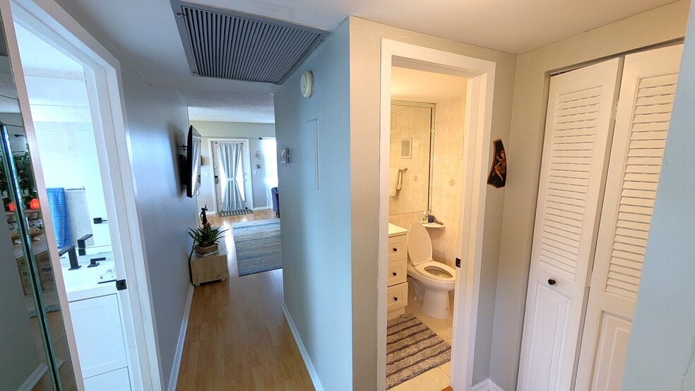 Building Photo - 542 Fanshaw M