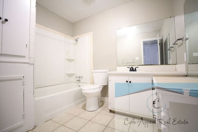 Building Photo - Recently renovated 1 bed, 1 bath apt - washer, dryer and utilities included!! HUD accepted!