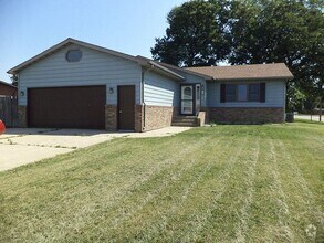 Building Photo - 3 Bedroom House!