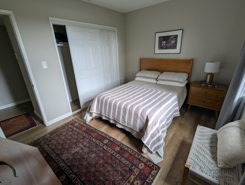 Bedroon with large closet - 1868 Kaweah Dr