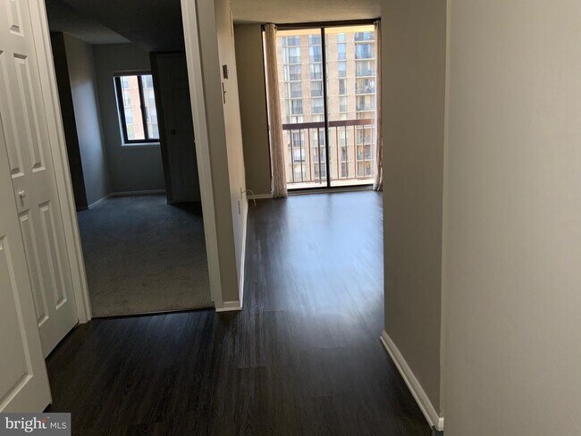 Building Photo - 4500 S Four Mile Run Dr