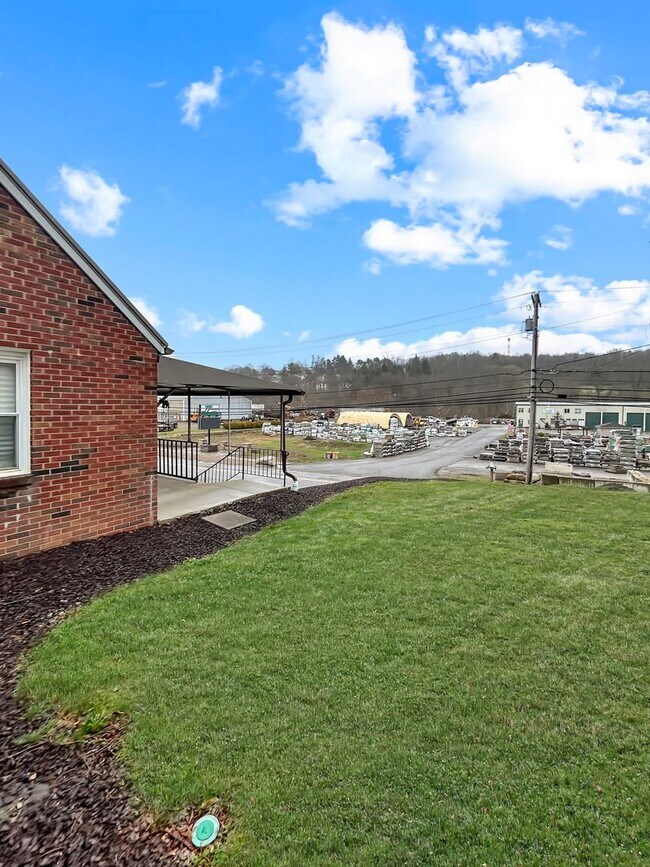 Building Photo - Charming 3-bedroom, 1-bath home in Oakdale, PA!