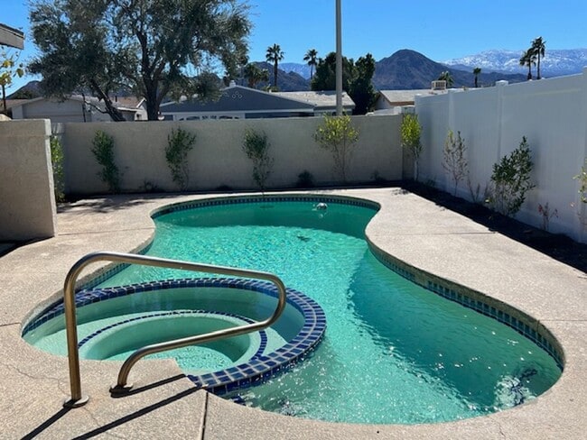 Building Photo - 3 Bedroom Pool Home on Golf Course