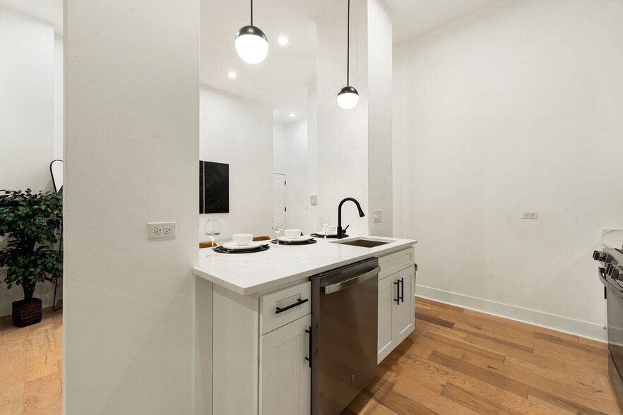 Building Photo - 1941 W Augusta Blvd