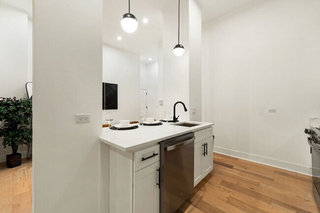 Building Photo - 1941 W Augusta Blvd