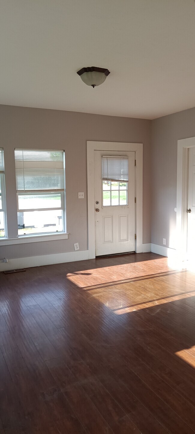 Building Photo - 1695 W Targee St