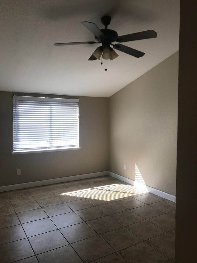 Building Photo - Great Condo in Gated Community