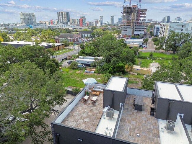 Building Photo - Canvas GWX