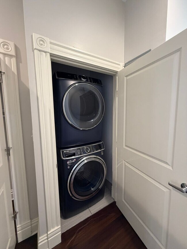 Building Photo - Bright & Spacious 3BR in The Grove – Walk to Shops & Dining!