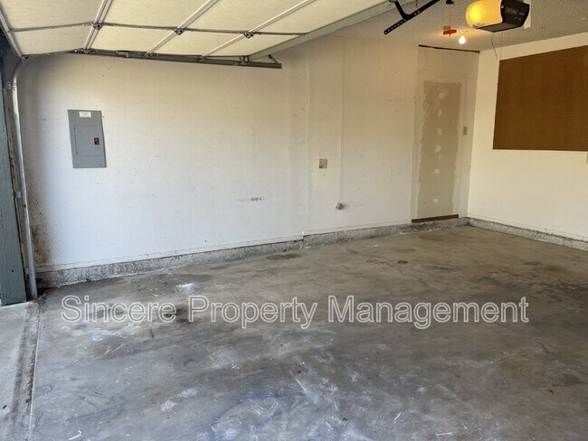 Building Photo - 2121 Lonnie Ln