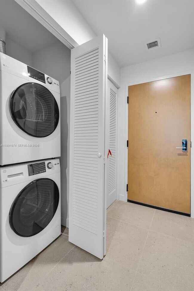 Building Photo - 11 NE 6th St