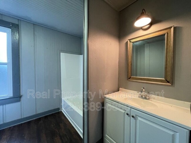 Building Photo - 1133 Maximillian St
