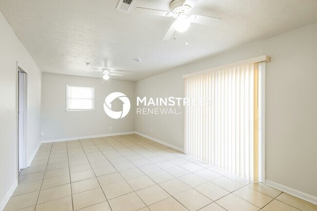 Building Photo - 5 Bedroom Pet-Friendly Home in Louisville, KY with Main Street Renewal
