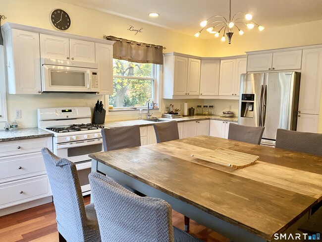 Building Photo - 1908 Stratfield Rd