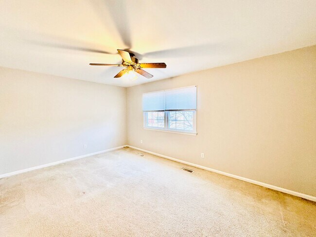 Building Photo - Spacious 5-bedroom home situated on a desirable corner lot!