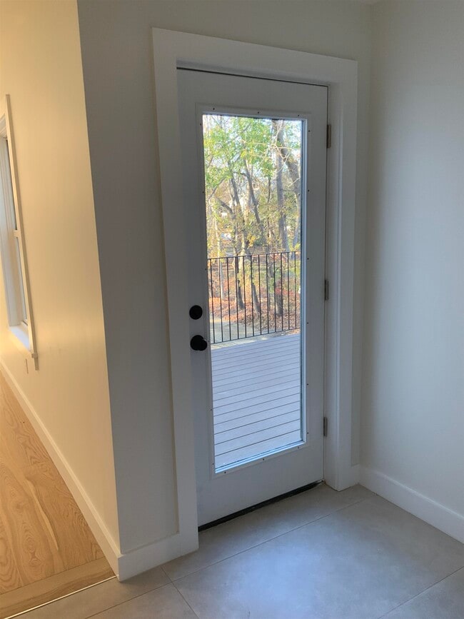 Building Photo - 8 Clifford St