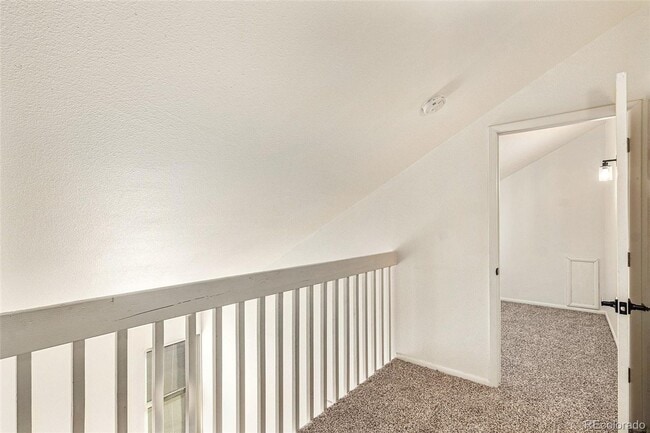 Building Photo - 2 bed, 1 bath, ~1000 square feet, Complete...
