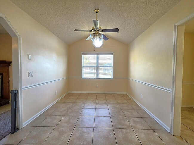 Building Photo - 450 Derek Dr