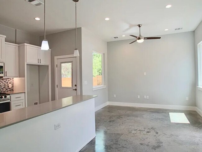 Building Photo - East Riverside near parks