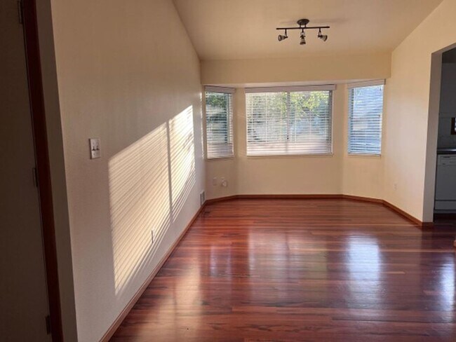 Building Photo - Beautiful Renovated Home in Excellent Scho...