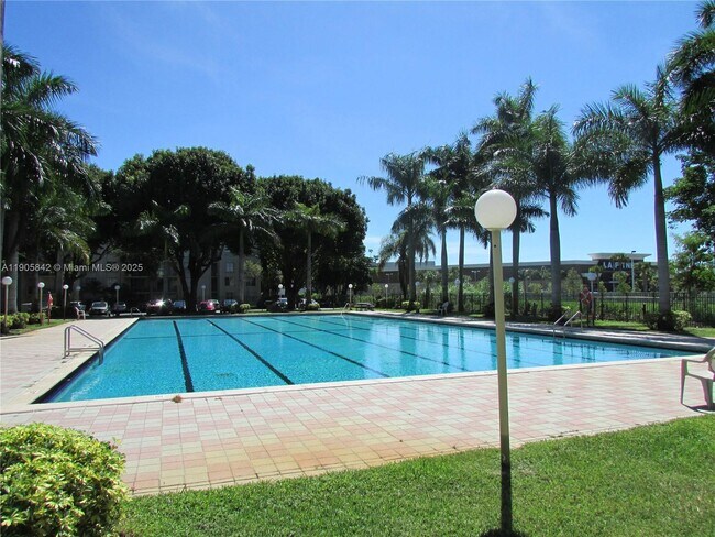 Building Photo - 9360 Fontainebleau Blvd