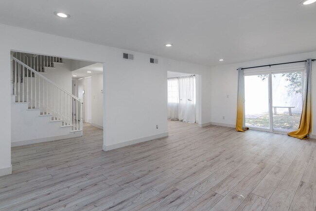Building Photo - Refreshed 5-bedroom, 3-bathroom home locat...