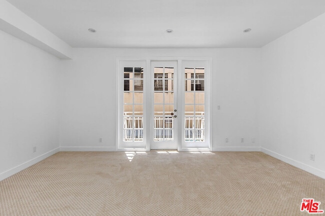 Building Photo - 9800 Vidor Dr