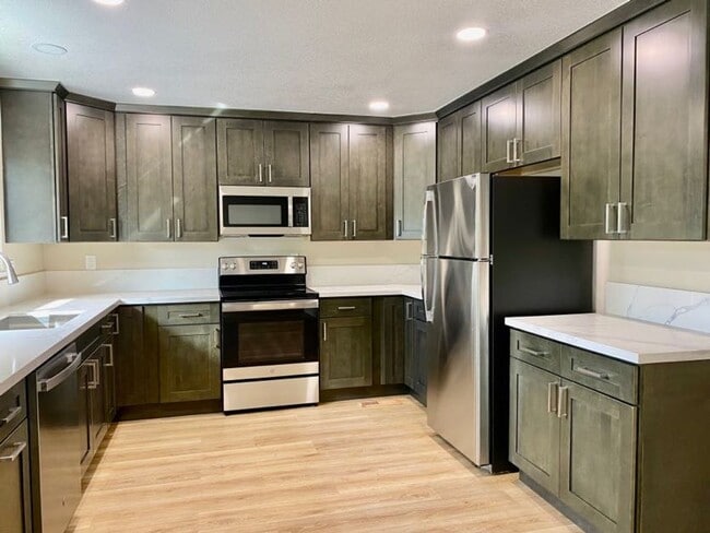 Building Photo - RECENTLY RENOVATED 4 BED, 2.5 BATH HOME ON CORNER LOT