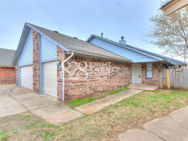 Building Photo - Now Touring & Available for Move in! 3 Bed/1.5 Bath Duplex in West Norman!