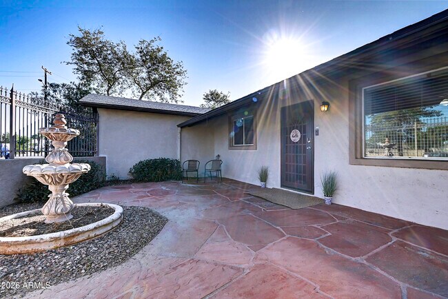 Building Photo - 1027 W 19th St