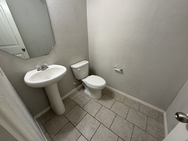 Building Photo - Three bed two bath two car garage in Cotto...