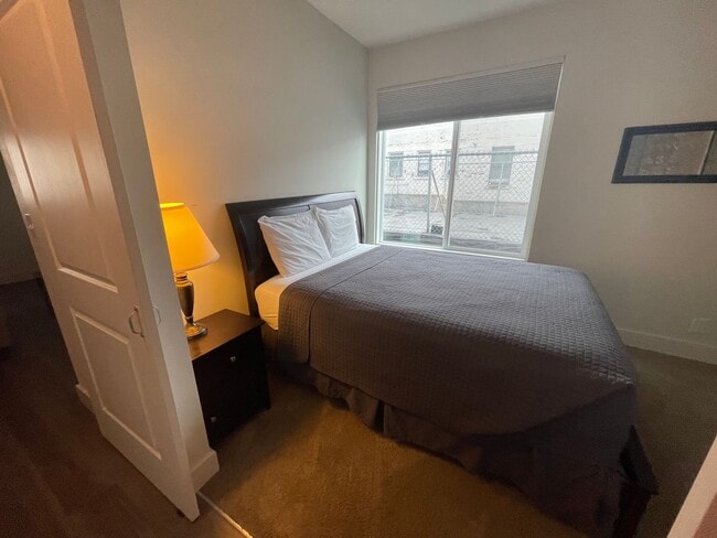 Building Photo - FURNISHED 1 BEDROOM 1 BATH APARTMENT  - BREMERTON