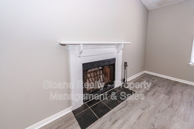 Building Photo - 1022 Oakcrest Dr