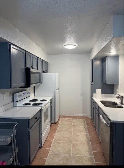 Building Photo - 1075 S Elkhart Way