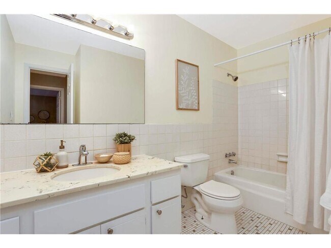 Building Photo - Charming 1 Bedroom Condo in the Heart of S...