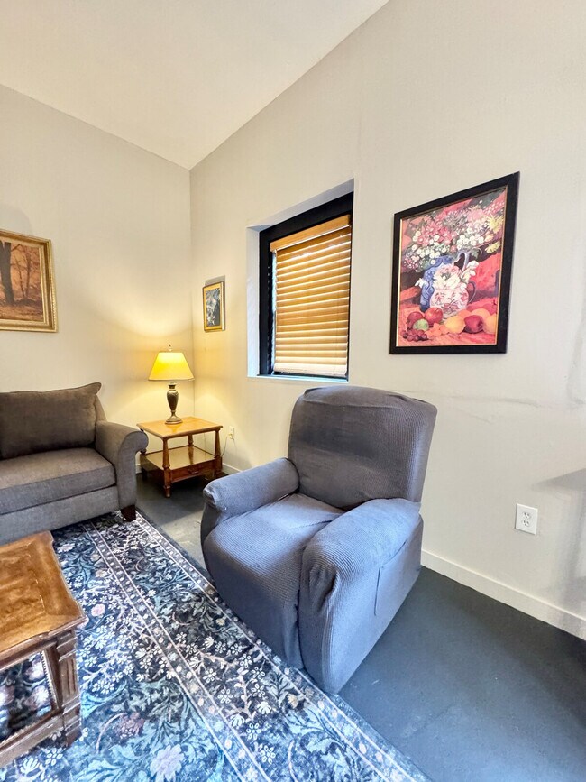 Building Photo - 2632 Wellington Rd