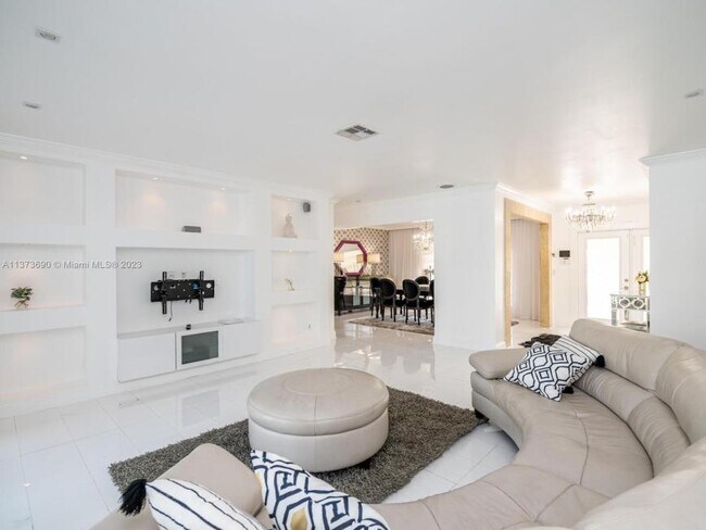 Building Photo - 4 bedroom in Hollywood FL 33021
