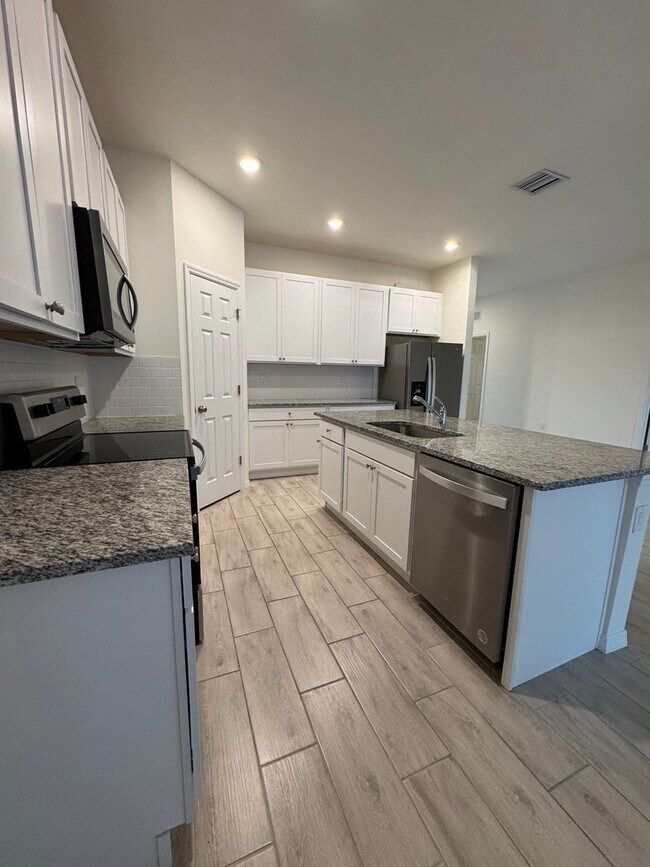 Building Photo - 3 Bed 2 Bath Duplex in Lehigh Acres