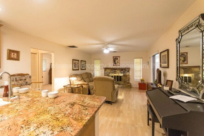Building Photo - 423 Whispering Oaks Ct