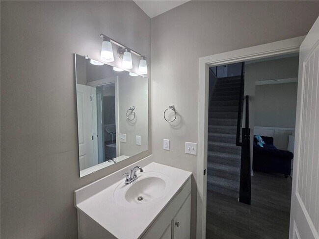 Building Photo - 121 Linden Ct