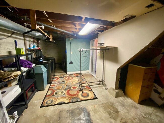 Building Photo - The Hawthorne Hideaway - Basement Unit