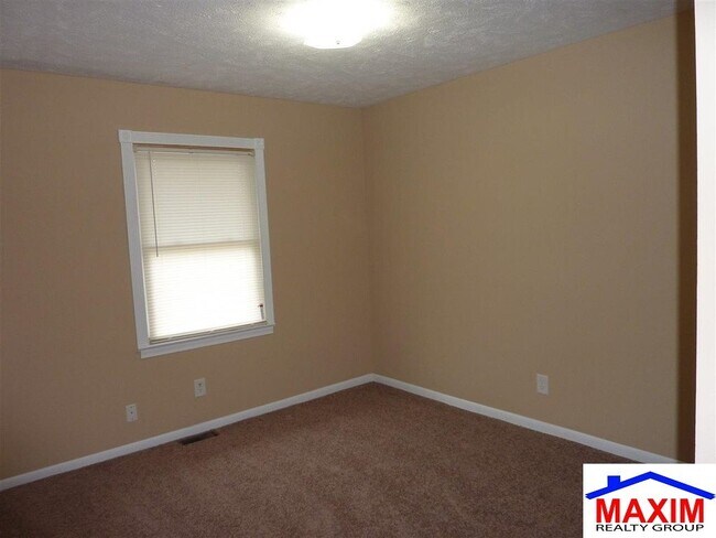 Building Photo - Move-in special offer!!!  Huge house - over 2,200 sqft convenient location and private backyard $...