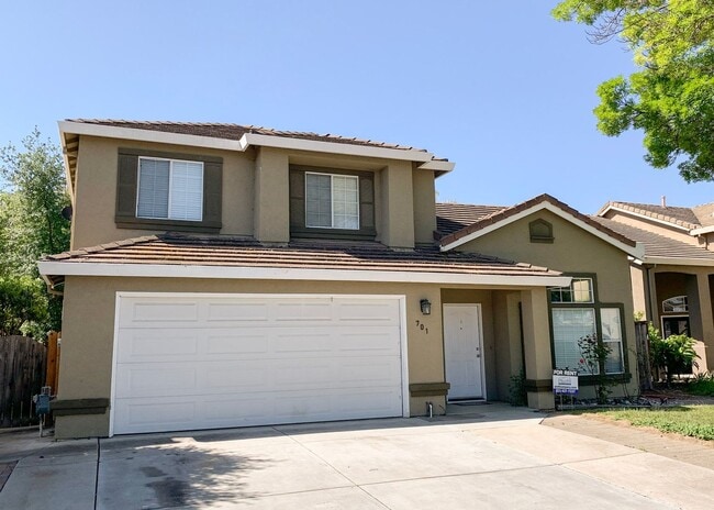 Building Photo - 4 Bedroom Home in Hollister with Huge Backyard!
