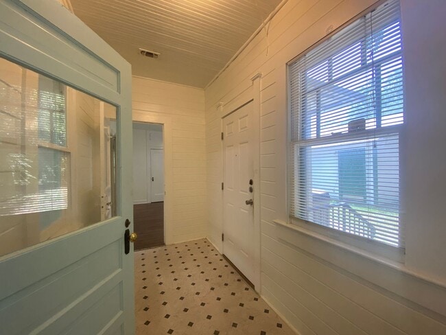 Building Photo - Prelease for August!  Close to Campus!  2800 Dancy.