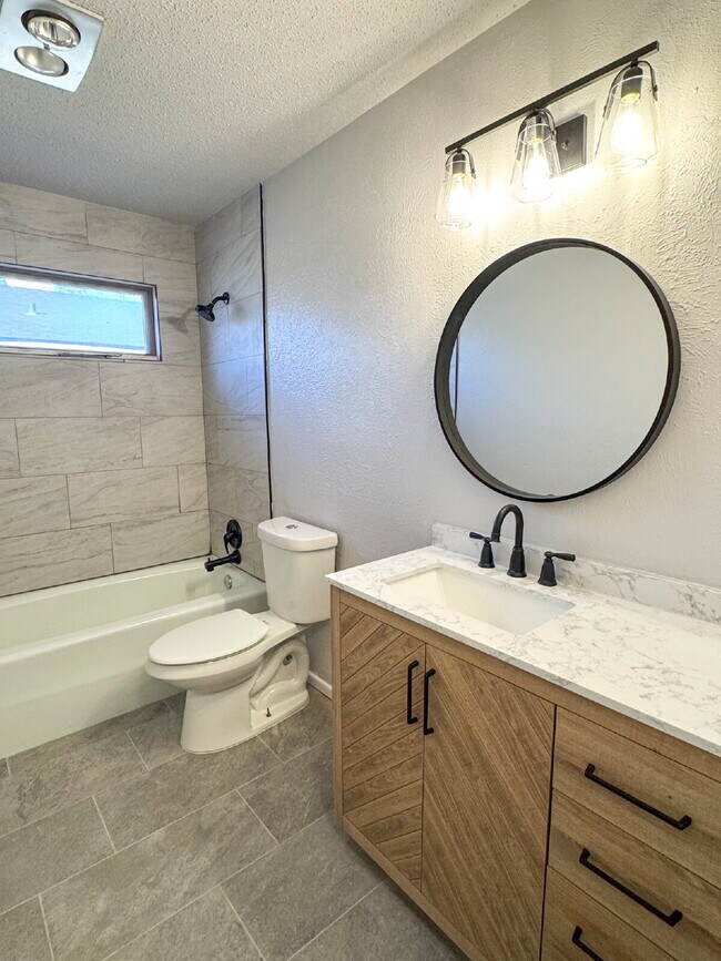 Building Photo - Charming 2/2/1 Freshly Remodeled