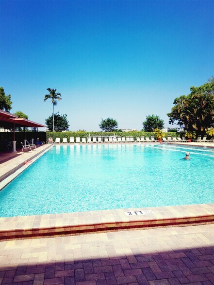 Building Photo - 484 Fanshaw L